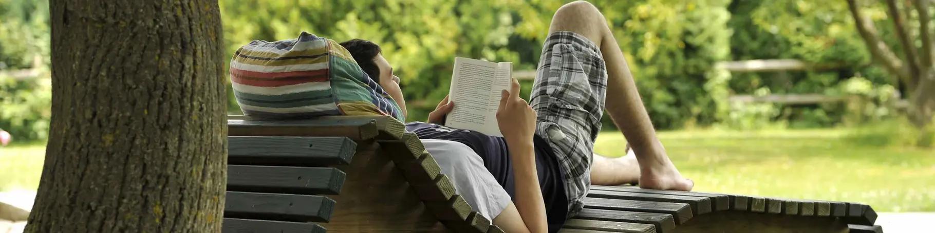 im Garten auf einer Liege entspannen und ein Buch lesen