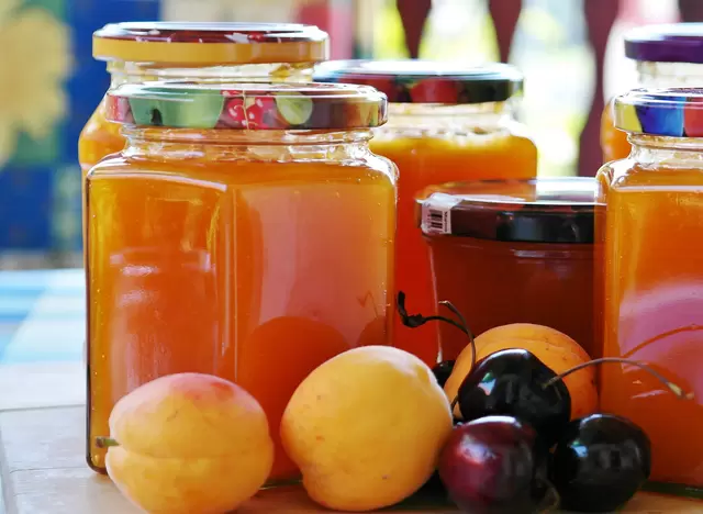 im Urlaub auf dem Obsthof in Baden-Württemberg selbstgemachte Marmeladen zum Frühstück genießen