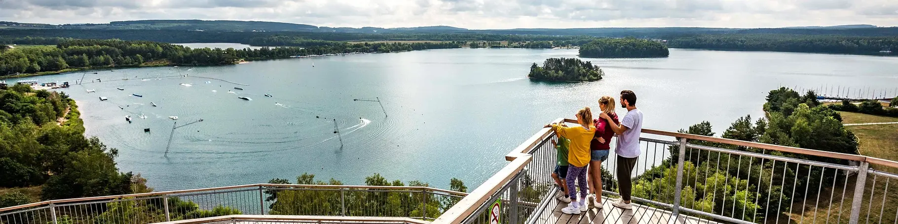 im Urlaub in der Oberpfalz die Erlebnisholzkugel besuchen und den Ausblick genießen