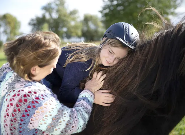 im Familienurlaub auf dem Bauernhof in Schleswig-Holstein auf dem Pony reiten