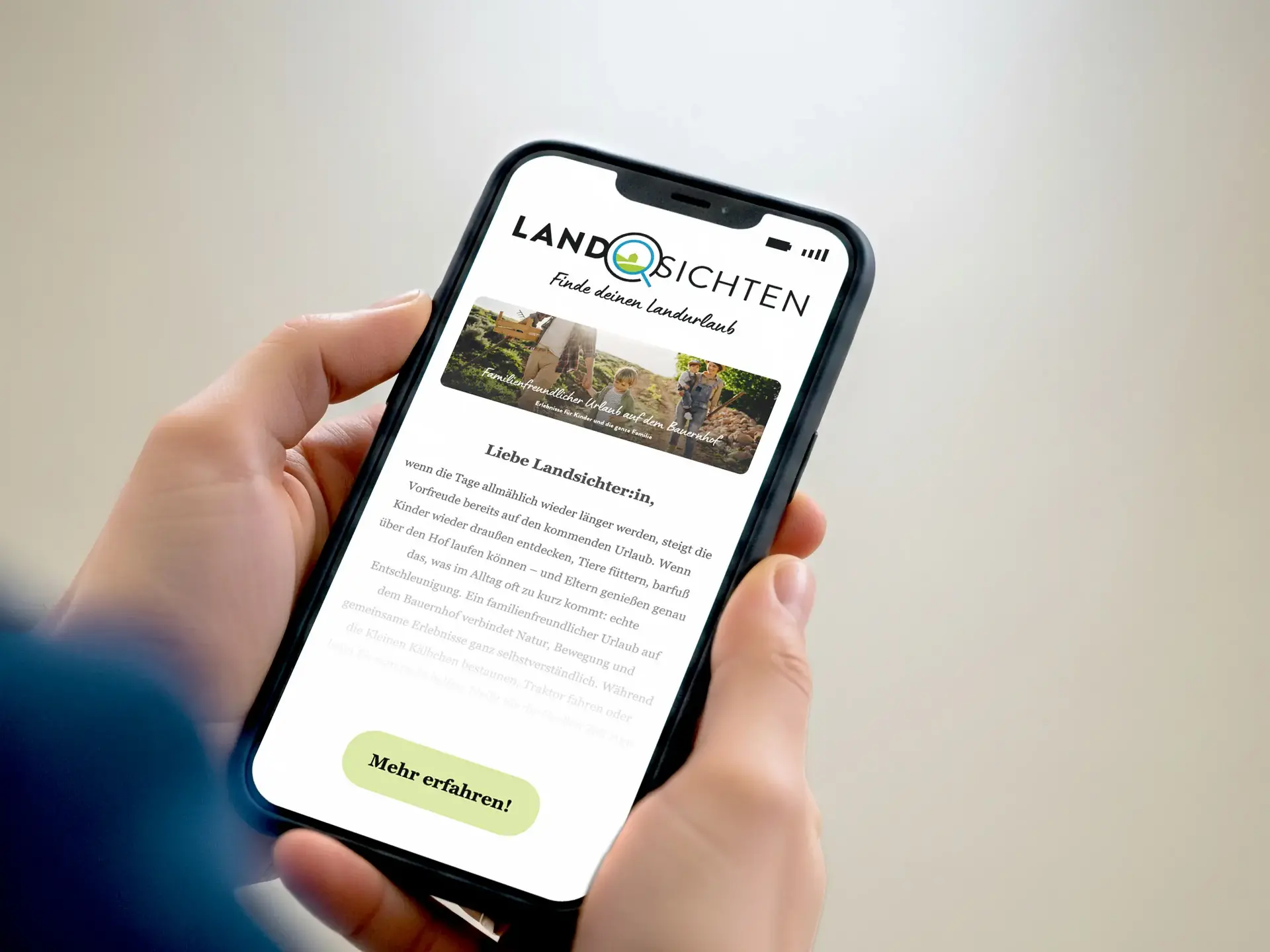 Urlaubsideen für das Land entdecken – Landsichten Newsletter Zwei Hände halten ein Smartphone mit dem Landsichten Newsletter voller Inspirationen für Urlaub auf dem Land.