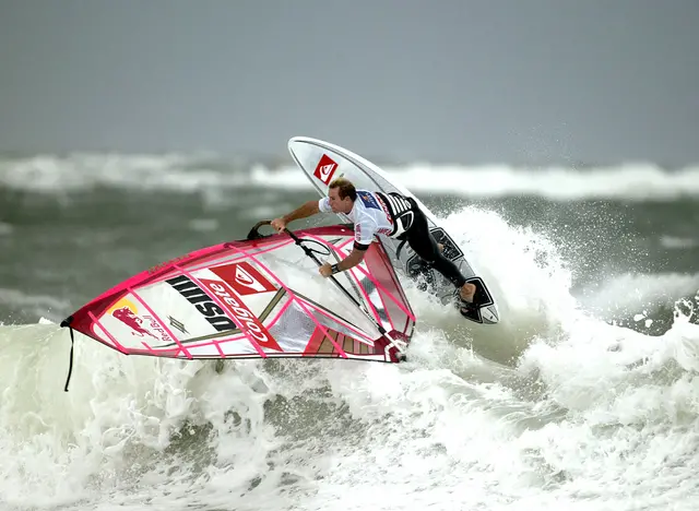 im Urlaub in Sylt an der Nordsee Windsurfen am Strand