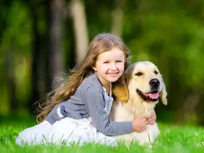 Mädchen mit Hund - © Karramba Production, Fotolia.com Urlaub auf dem Bauernhof und in Ferienwohnungen mit Hund in Thüringen