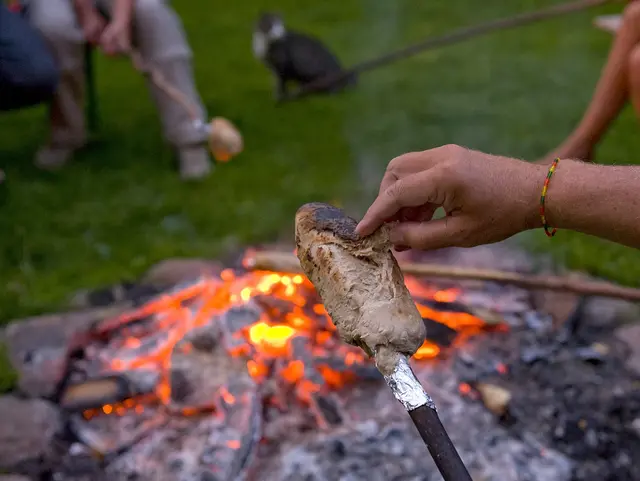 Feuer, Flamme, Ferien – Stockbrotspaß beim Camping - © Landsichten.de, Susanne Mölle Knisterndes Feuer und glühende Kohlen – Stockbrot wird über der Glut zubereitet, ein gemütlicher Moment am Lagerfeuer.