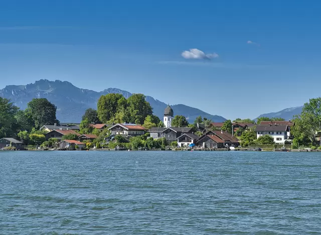 im Urlaub am Chiemsee die Fraueninsel und die Abtei Frauenwörth besuchen