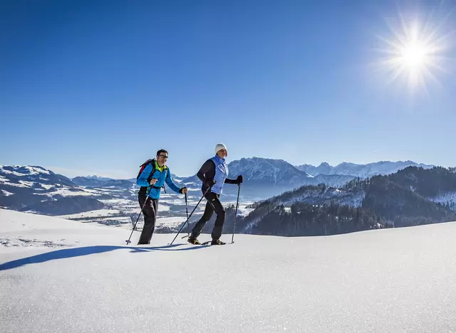 im Winterurlaub am Chiemsee eine Schneeschuhwanderung in Oberaudorf machen