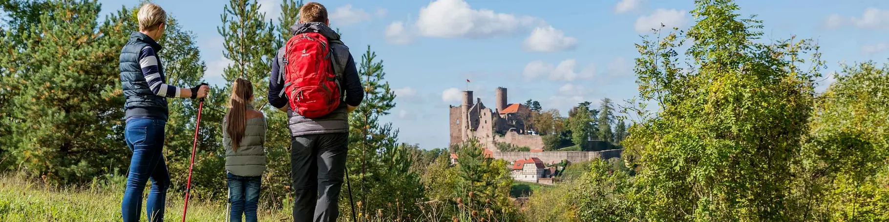 im Wanderurlaub im Eichsfeld die Region mit der Burg Hanstein bewundern