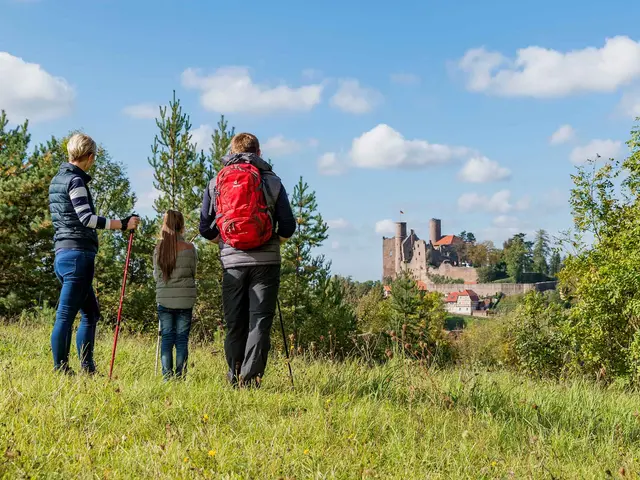 im Wanderurlaub im Eichsfeld die Region mit der Burg Hanstein bewundern