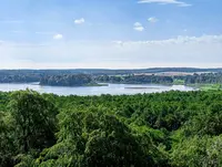 Aussicht vom Baumkronenpfad in die Mecklenburgische Schweiz - © Tourismusverband Mecklenburg-Vorpommern, Andrej Wächter im Urlaub die Mecklenburgische Schweiz entdecken und die Aussicht vom Baumkronenpfad im Naturmonument Ivenacker Eichen genießen
