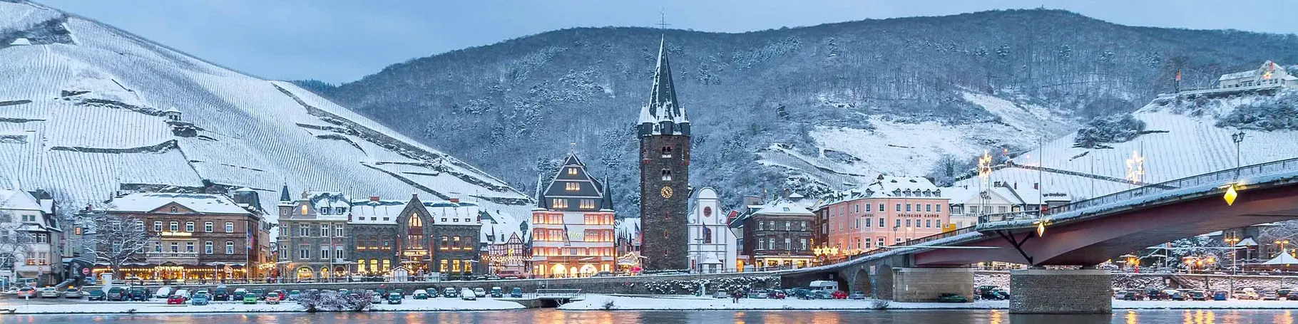 Blick auf verschneites Bernkastel-Kues am Ufer der Mosel