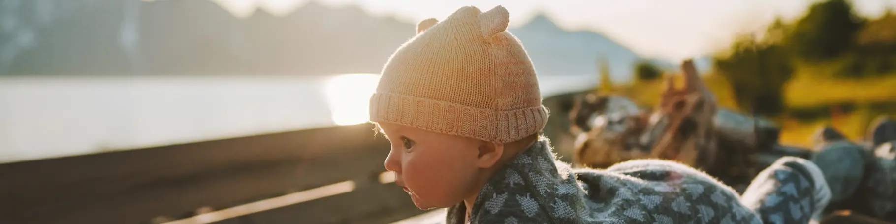 Baby mit Ausblick auf den See