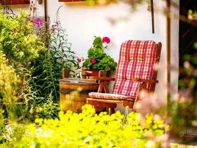 Kleine Auszeit im Garten - © im Landurlaub in Thüringen eine Auszeit im blühenden Garten nehmen