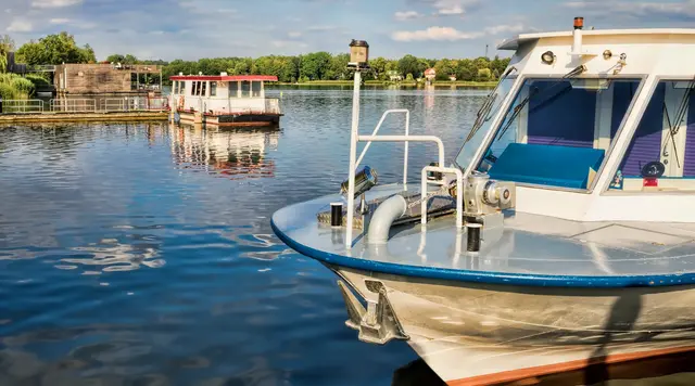 Idylle am Ruppiner See - © ArTo, AdobeStock Boot im Hafen am Ruppiner See in Neuruppin
