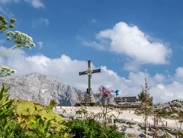 im Urlaub im Berchtesgadener Land zum Gipfelkreuz auf den Kehlstein wandern