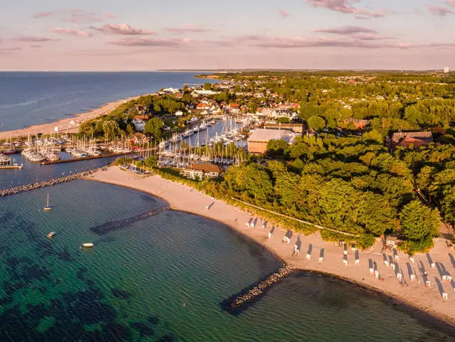 Vogelperspektive vom Timmendorfer Strand im Sommer bei Sonnenuntergang, links das Meer und rechts das Festland