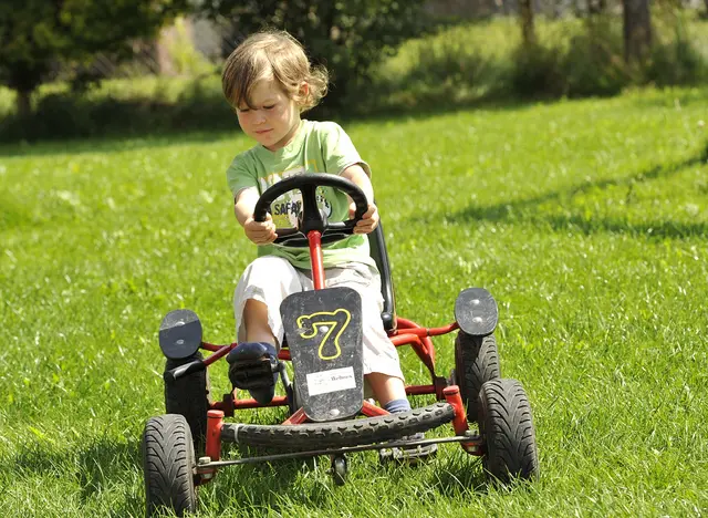 im urlaub auf dem Kinderhof gibt es viel Platz für Kinderfahrzeuge