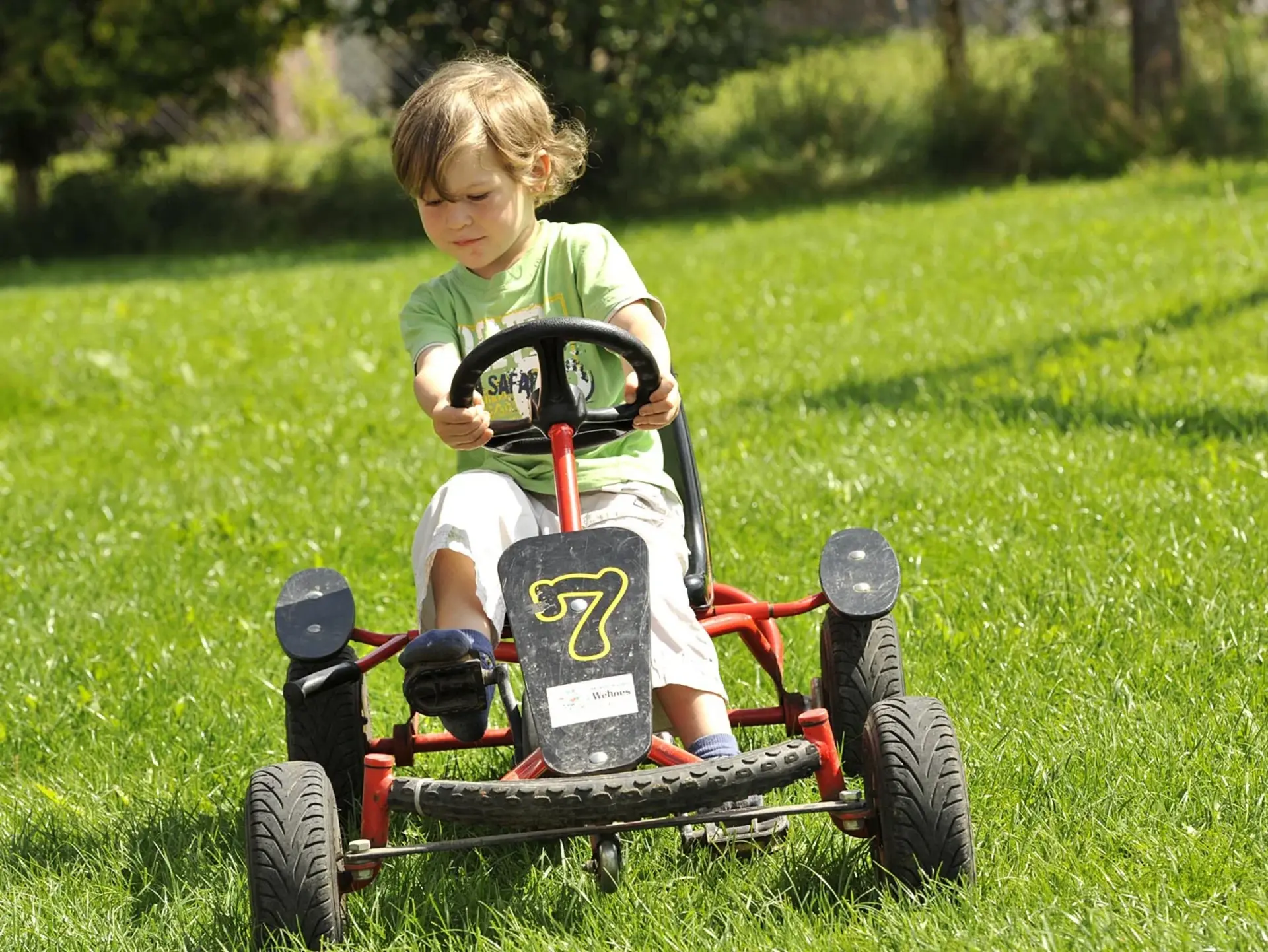 im urlaub auf dem Kinderhof gibt es viel Platz für Kinderfahrzeuge