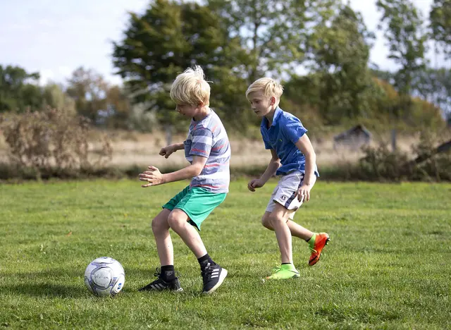 im Urlaub auf dem Bauernhof in Schleswig-Holstein ist viele Zeit und Platz zum Fußball spielen