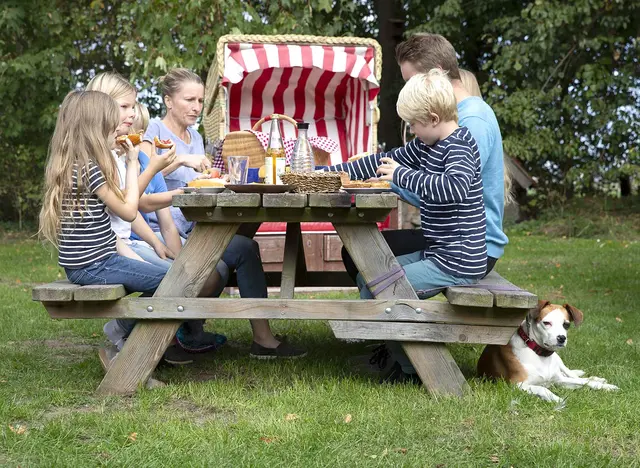 im Urlaub mit Hund im Ferienhaus mit Garten ein Picknick machen