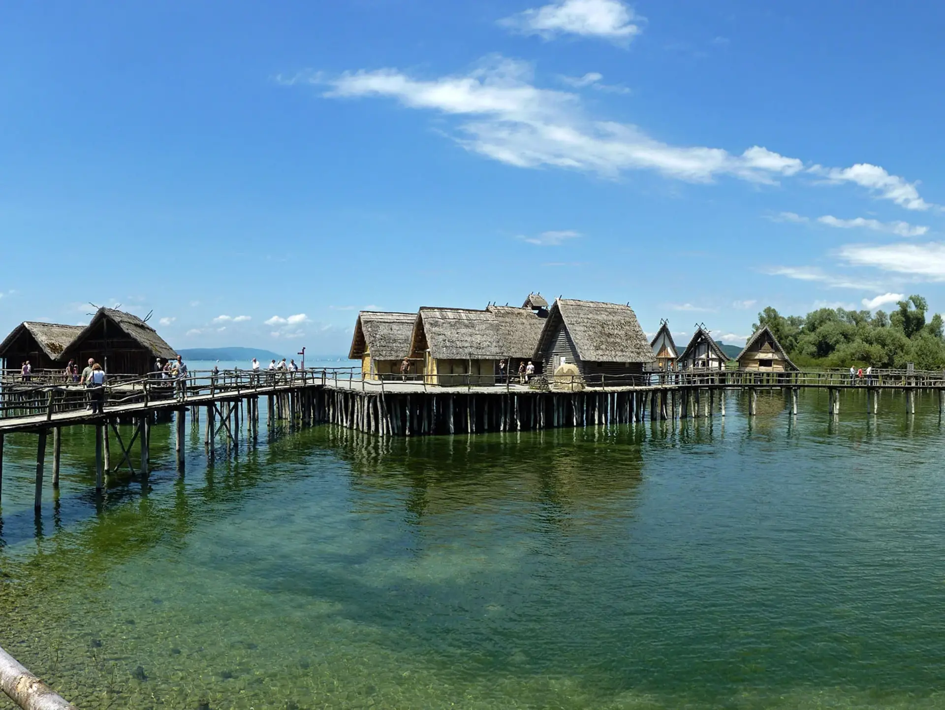 im Bodensee Urlaub das Pfahlbaumuseum in Unteruhldingen am Bodensee besuchen. Das archäologische Freilichtmuseum ist seit 2011 Weltkulturerbe.