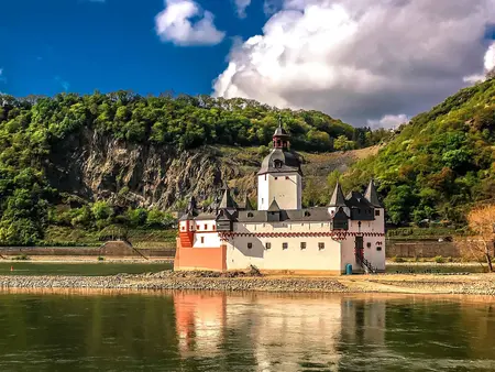 im Urlaub am Mittelrhein die Burg Pfalzgrafenstein auf der Felseninsel im Rhein bei Kaub bestaunen