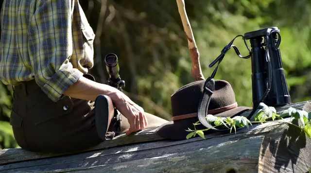 Pause in der Natur beim Jagen - © lichtreflexe, adobe stock Person macht eine Pause in der Natur