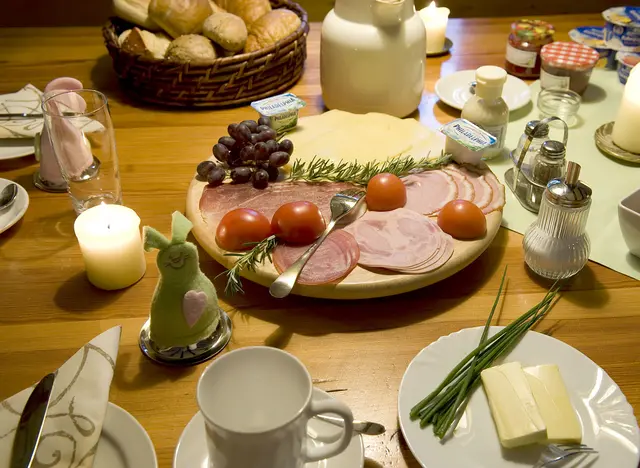 im Hofcafé auf dem Bauernhof zum Frühstück einkehren