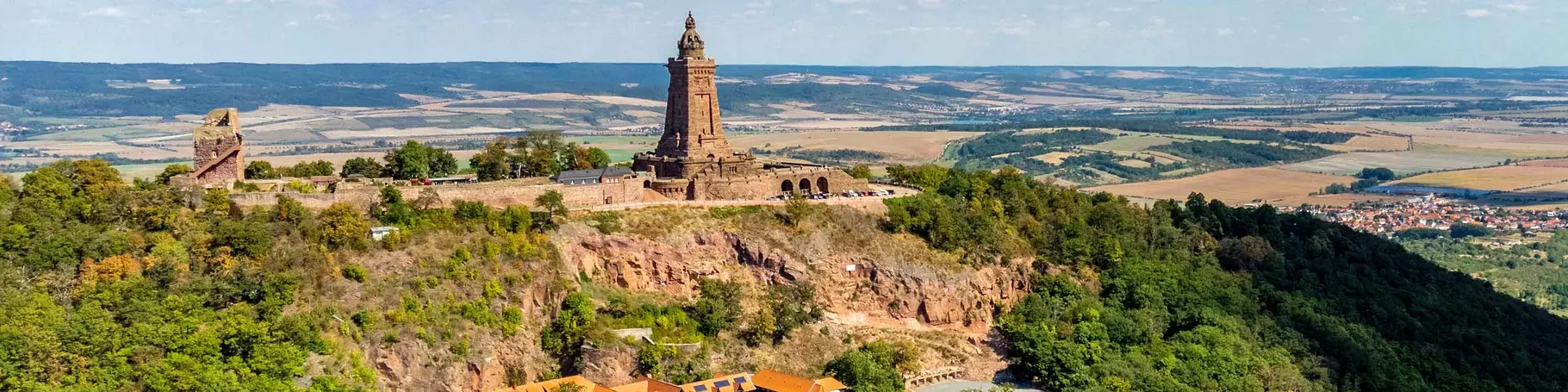 Vom Kyffhäuser Denkmal bei Bad Frankenhausen hat man einen weiten Blick bis zum Harz.