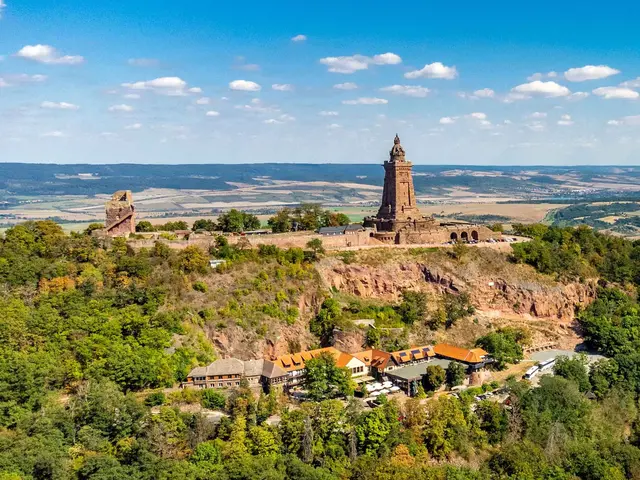 Vom Kyffhäuser Denkmal bei Bad Frankenhausen hat man einen weiten Blick bis zum Harz.