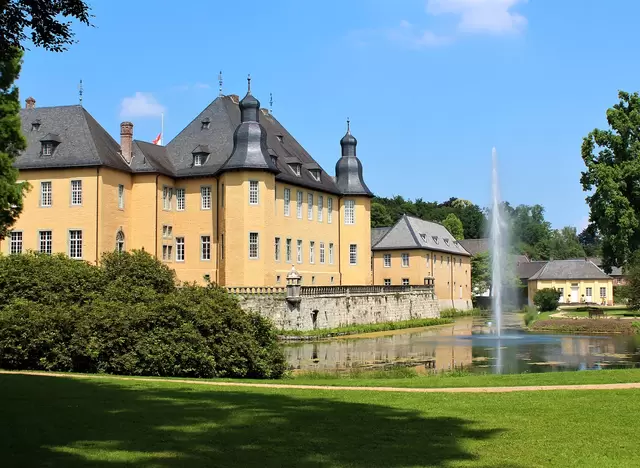 Im Urlaub auf dem Bauernhof am Niederrhein einen Ausflug zum Schloss Dyck, einem der bedeutendsten Wasserschlösser des Rheinlandes, unternehmen.