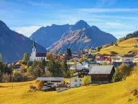 Hirschegg im Kleinwalsertal – Herbstliche Berglandschaft in Vorarlberg - © Adrian72, Adobe Stock Blick auf Hirschegg im Kleinwalsertal in Vorarlberg mit umliegenden Bergen und herbstlich gefärbter Landschaft.