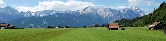 Blick auf die Zugspitze bei Garmisch-Partenkirchen - © Pixabay.com, Brigitte Witt im Urlaub auf dem Bauernhof an der Zugspitze das herrliche Alpenpanorama genießen