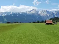 Blick auf die Zugspitze bei Garmisch-Partenkirchen - © Pixabay.com, Brigitte Witt im Urlaub auf dem Bauernhof an der Zugspitze das herrliche Alpenpanorama genießen