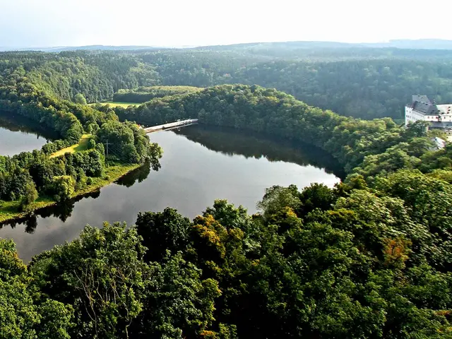 im Urlaub an den Saaletalsperren einen Ausflug zu Schloss Burgk unternehmen und den herrlichen Ausblick genießen