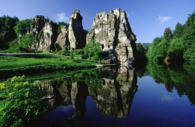 Die Externsteine - 13 Sandsteinfelsen, die teilweise bis zu 40 Meter hoch in den Himmel ragen, sind ein beliebtes Ziel vieler Spaziergänger im gleichnamigen Naturschutzgebiet. Spuren menschlicher Bearbeitung an den Felsen trugen zu verschiedenen Deutungen über diese bizzare Naturform bei, vom heidnischen Heiligtum bis zu astronomischen Besonderheiten gingen die nicht bestätigten Vermutungen.