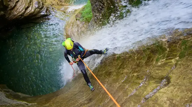Naturerlebnis in felsiger Landschaft - © WINDCOLORS, adobe stock Alt-Text Person seilt sich an einem Wasserfall in natürlicher Umgebung ab