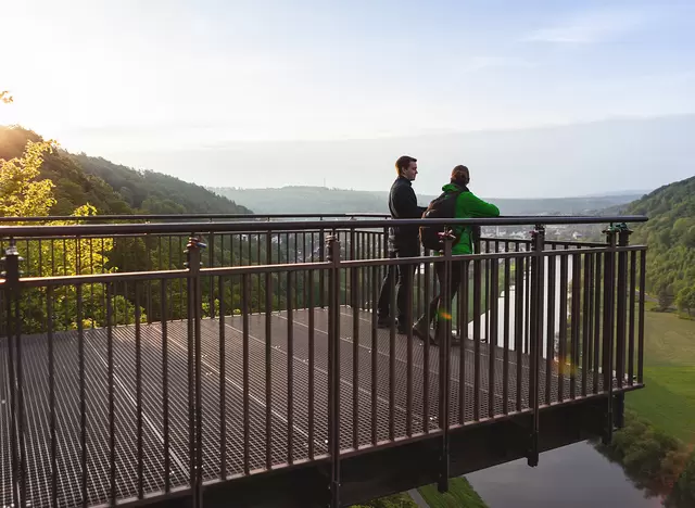 Vom Weser-Skywalk einen grandiosen Ausblick ins Wesertal genießen