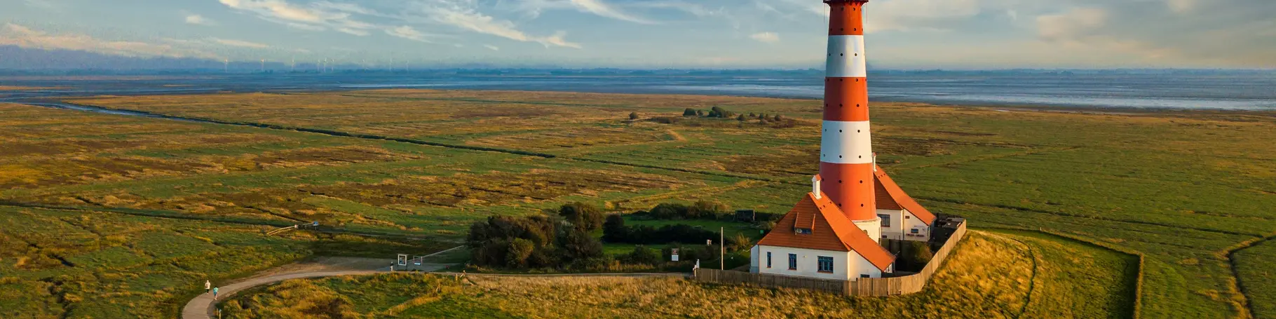 Vogelperspektive mit Blick auf den Leuchtturm Westerheversand, das Wahrzeichen der Halbinsel Eiderstedt in Schleswig-Holstein