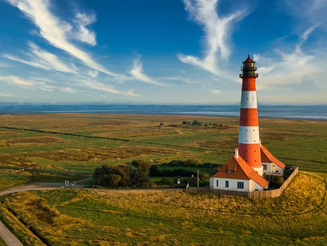 Vogelperspektive mit Blick auf den Leuchtturm Westerheversand, das Wahrzeichen der Halbinsel Eiderstedt in Schleswig-Holstein