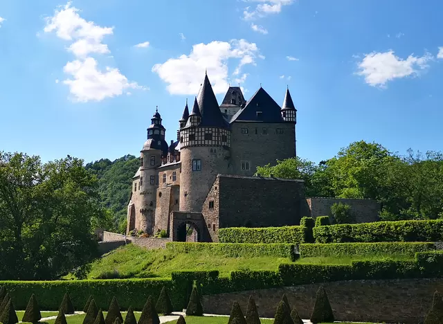 im Urlaub auf dem Bauernhof in der Eifel Schloss Bürresheim besuchen, welches zu den wenigen Schlossanlagen in der Eifel gehört, welche die Jahrhunderte beinah
unbeschadet haben