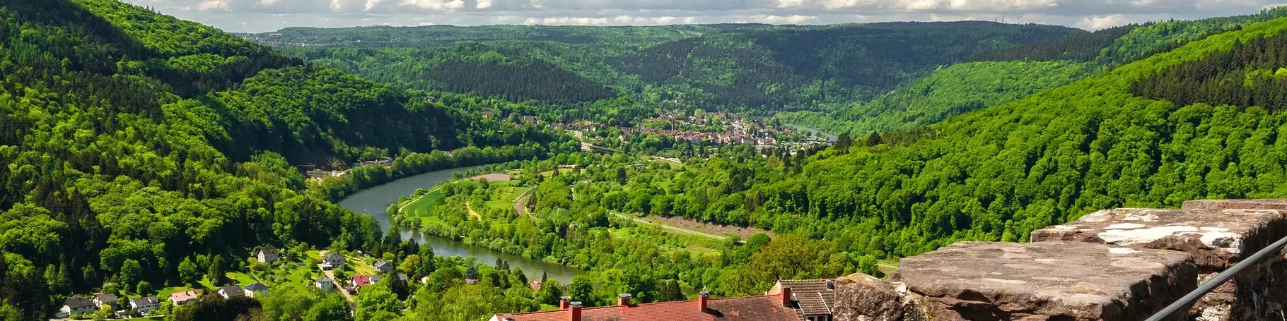 im Urlaub im Odenwald einen Ausflug zur Veste Dilsberg machen und die herrliche Aussicht ins Neckartal genießen