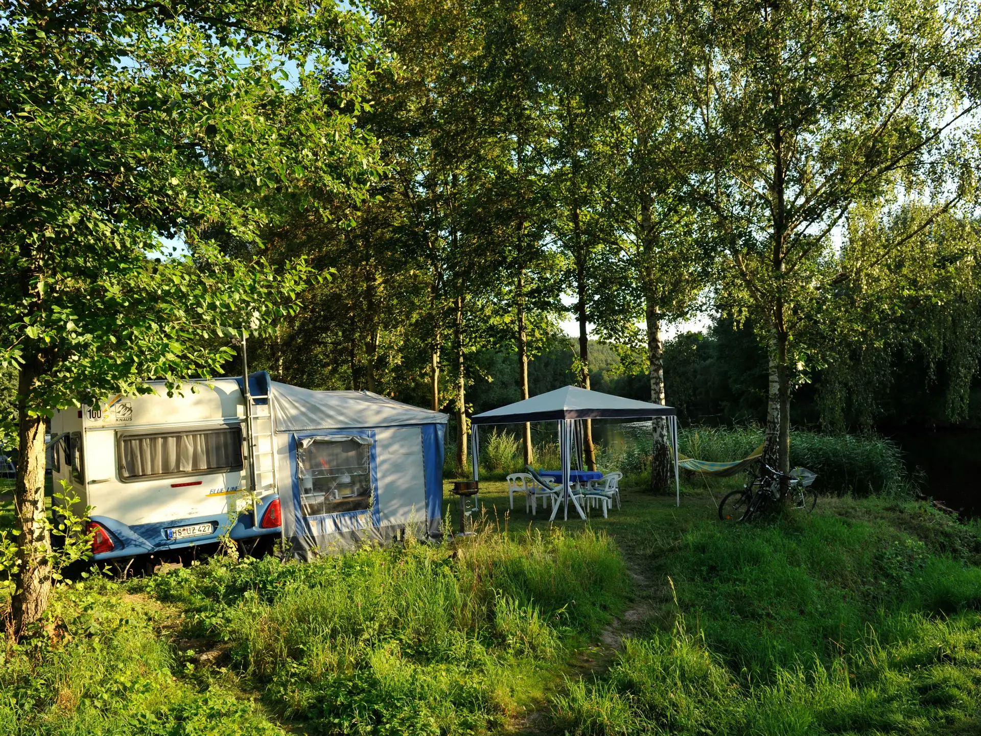 Wohnmobil auf Campingplatz im Grünen im Sommer auf dem Land