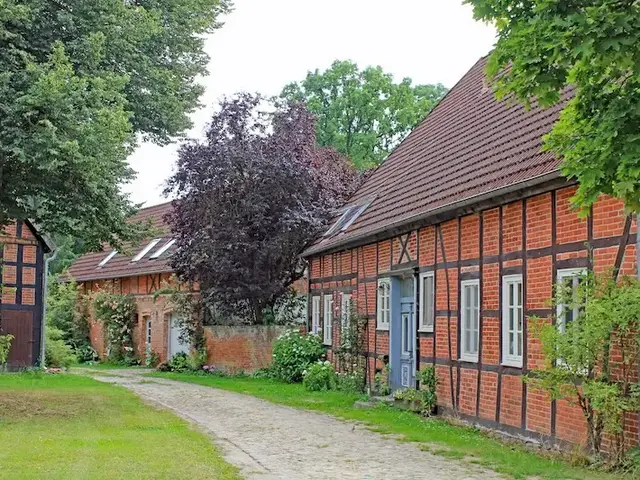 Wendland: Idylle im Rundlingsdorf (Niederschsen) - © © Udo Kruse - AdobeStock Idyllisches Bild von Rundlingsdorf im Wendland in Niedersachsen