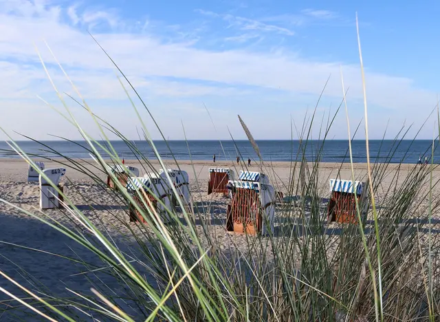 im Urlaub am Wasser das schöne Wetter im Strandkorb genießen