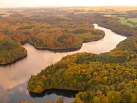 Neyetalsperre im Bergischen Land - © Lukas Zecher, Das Bergische Land ist das Land der Talsperren, die nicht nur Wasserspeicher, sondern auch beliebte Erholungsziele sind.