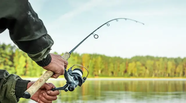 Angeln am See - © Aliaksandr Marko, adobe stock Person angelt an einem See in ländlicher Umgebung