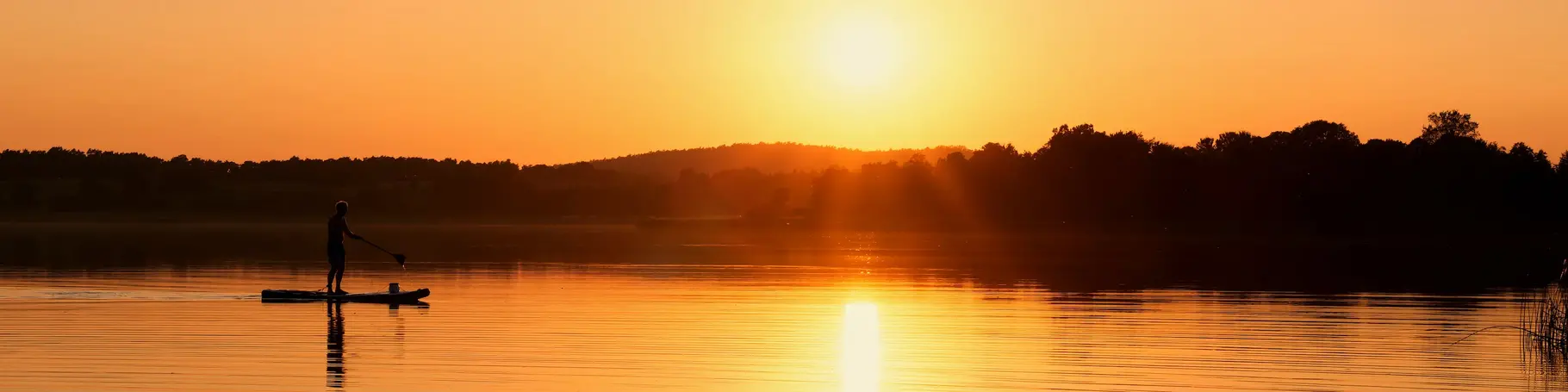 Idyllischer Sonnenuntergang in der Uckermack mit SUP-Fahrer