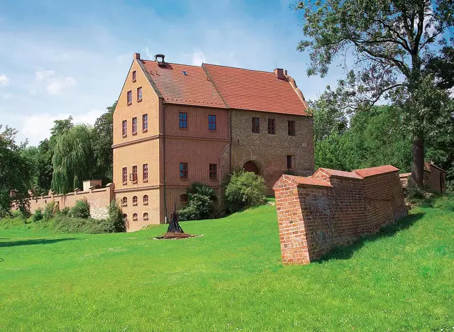 im Urlaub an der Mecklenburgischen Seenplatte die Burg Penzlin mit dem Museum für Alltagsmagie und Hexenverfolgungen in Mecklenburg besuchen