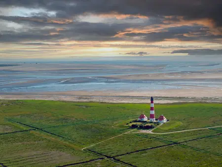 Blick über die Salzwiesen auf die Nordsee mit dem Leuchtturm von Westerhever, Schleswig-Holstein