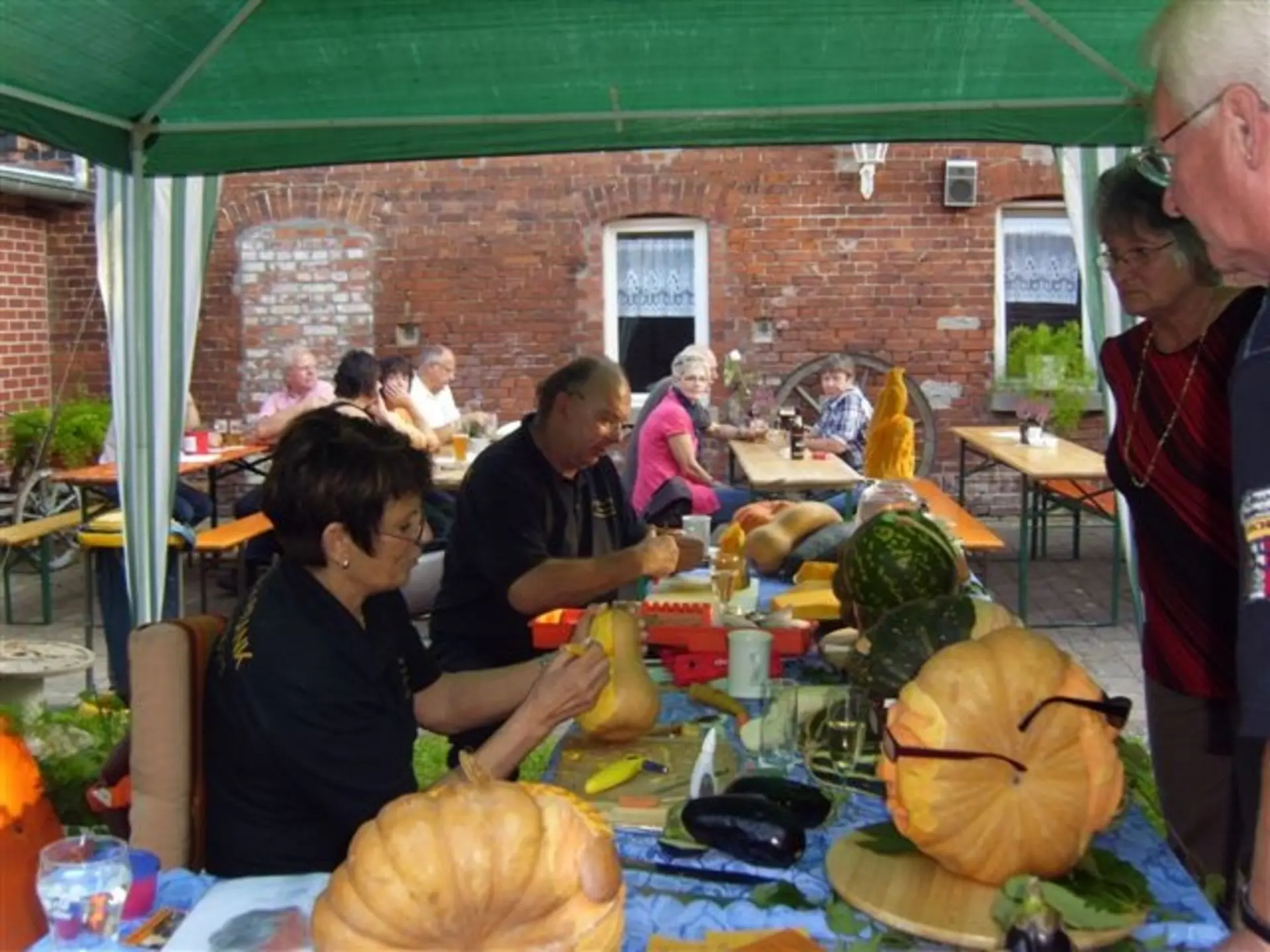 Kürbisschnitzei beim Erntedankfest des Dorfkrugs in Nutha, Sachsen-Anhalt.